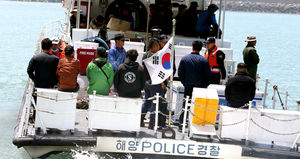 [현장 포토] 풍랑특보 해제&hellip;사고 해역 향하는 민간 잠수사들
