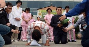 [현장 포토] 고개숙인 의료진