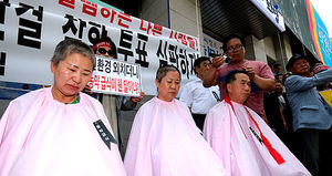 [현장 포토] 박원순 후보 선거사무소 앞에서 삭발하는 시민단체