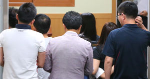 [현장 포토] 장례식장에 들어가는 잠수사 가족들