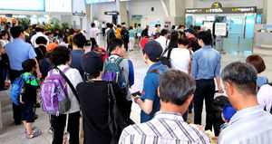 [핫포토] 6월의 '황금 연휴'&hellip;여행객으로 붐비는 공항