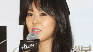 김민희 "어둡고 깊은 영화에 끌리죠"
