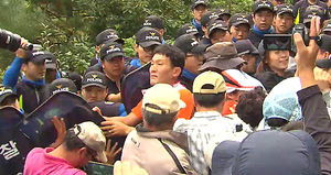 밀양시 송전탑 농성장 강제 철거 시작&hellip;주민 반발