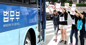 [현장 포토] '울산 계모' 호송차 가로막고 사형 촉구