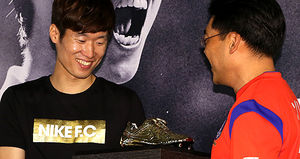 [핫포토] 황금 축구화 받는 박지성
