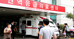 [현장 포토] '동료와 같이 있고 싶다'&hellip;쌍둥이 병장 이송