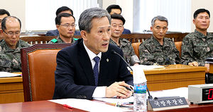 [핫포토] 'GOP 총기사고' 관련 답변하는 김관진 장관