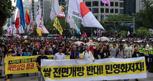 도심 집회서 경찰&middot;시위대 충돌&hellip;올해 첫 물대포 등장