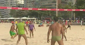 브라질 해변의 '풋발리'&hellip;축구공으로 하는 '발 배구'