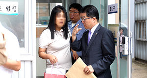[현장 포토] '친딸 학대 사망사건' 재판 마치고 나오는 피고인