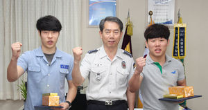70대 할머니 폭행범 제지한 고교생 2명