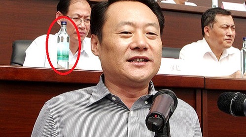 [핫포토] '근검절약' 중국 당 간부, 고가 생수병에 '망신살'