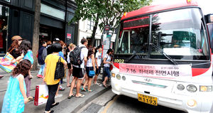 [핫포토] 광역버스 입석 금지 이틀째&hellip;길게 늘어선 줄