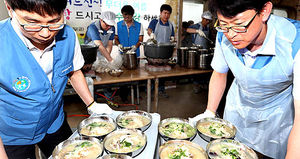 [핫포토] 부산 포스코건설 직원들 '사랑의 삼계탕' 대접