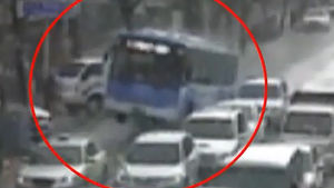 집중호우 때 맨홀 뚜껑은 '흉기'&hellip;실험해보니