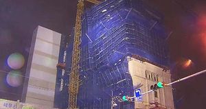 쇠파이프가 '와르르'&hellip;강풍에 임시가설물 무너져 수백 명 대피