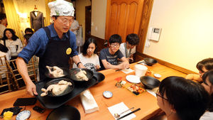 [핫포토] 조희연, 특성화고 학생에 직접 배식&hellip;'삼계탕 수다'