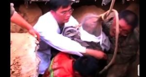 [생생영상] 지진 발생 50시간 만에 80대 노인 구조&hellip;'기적'