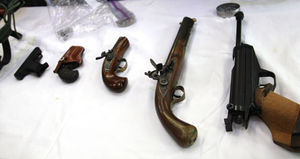 [핫포토] 김엄마 친척 자택에서 나온 권총