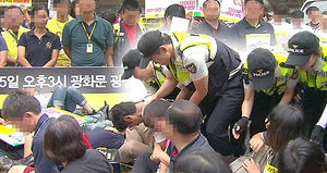 세월호 참사 유가족, 청와대 앞 경찰과 대치