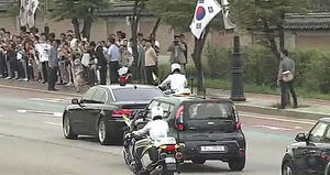 프란치스코 교황 방한&hellip;박 대통령 공항서 영접