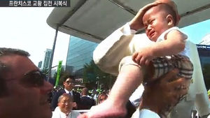 [영상] 교황의 입맞춤, 아이는 '으앙&sim;'