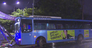 빗길에 가로등을 '쾅'&hellip;시내버스 사고로 14명 병원행