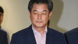 [속보] '입법로비' 신학용 의원 영장실질심사 출석