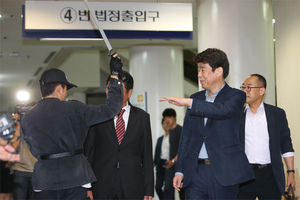 [현장 포토] 모형 칼 들고 신계륜 의원 위협하는 남성