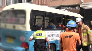 부산 마을버스 아파트 돌진&hellip;승객 13명 부상