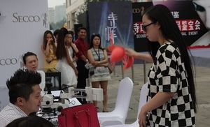 [월드리포트] 브래지어 벗어주며 "명품녀 맞지?"&hellip;'리하이'한 중국女