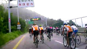 도로 점령한 채 자전거 대회&hellip;'아찔' 상황 연출