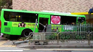 초등학교 담벼락 뚫고 버스 돌진&hellip;8명 사상