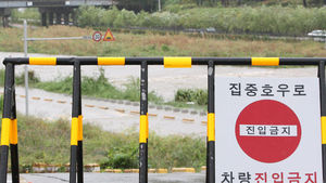 [현장 포토] 밤새 내린 비&hellip;물에 잠긴 청주 무심천