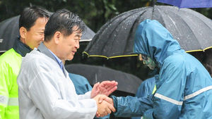 현대중 사장 장대비 맞으며 직원에 '파업자제' 호소