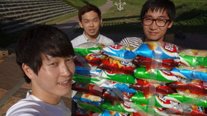 '질소과자' 항의 대학생, 과자뗏목 타고 한강 건넌다