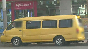 통학차량 보면 멈춰야 하지만&hellip;현실은 '아찔'