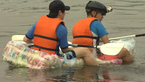 '과대포장 풍자' 과자 뗏목으로 한강 횡단 성공