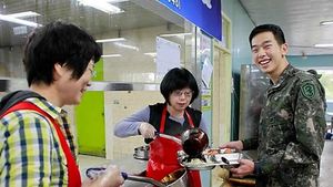 [포토] 국군의 날 선물로 자장면 받은 23사단 장병
