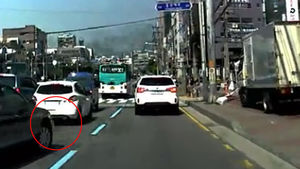 [블랙박스] "차로 변경하고 30m 직진해야 내 차선"&hellip;맞는 주장일까?