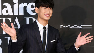 김수현이 입었던 니트 경매에 나온다