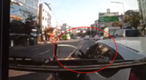 [블랙박스] 버스 앞에 끼어들어 일부러 사고 낸 '보복운전'