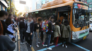 [핫포토] '버스 언제 오지?'