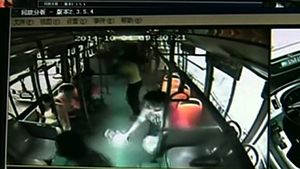 [생생영상] 승객이 들고 있던 휴대전화 배터리 폭발 '아찔'