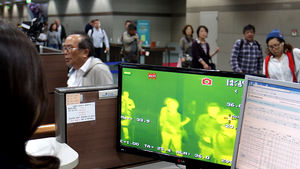 [핫포토] '에볼라 막아라'&hellip;ITU 전권회의 앞두고 공항 비상