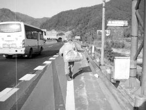 [월드리포트] 목숨 건 고속도로 도보행, 그런데 "헐! 반대로 왔네"