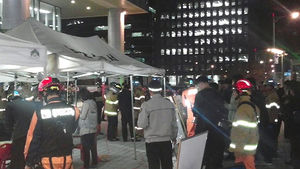 '어! 어!' 헛손질하다 고꾸라지듯 순식간에 떨어져