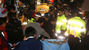 [현장 포토] 판교 환풍구 붕괴사고 현장&hellip;분주한 구조대원