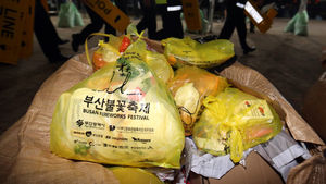 [핫포토] 불꽃보다 더 빛난 부산시민&hellip;깨끗한 거리