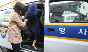 [현장 포토] 호송차량서 내리는 울산 입양아 학대 양모